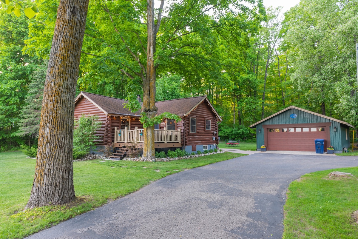 Cute Cabin! Hot Tub! Pets! Avalanche Bay Waterpark