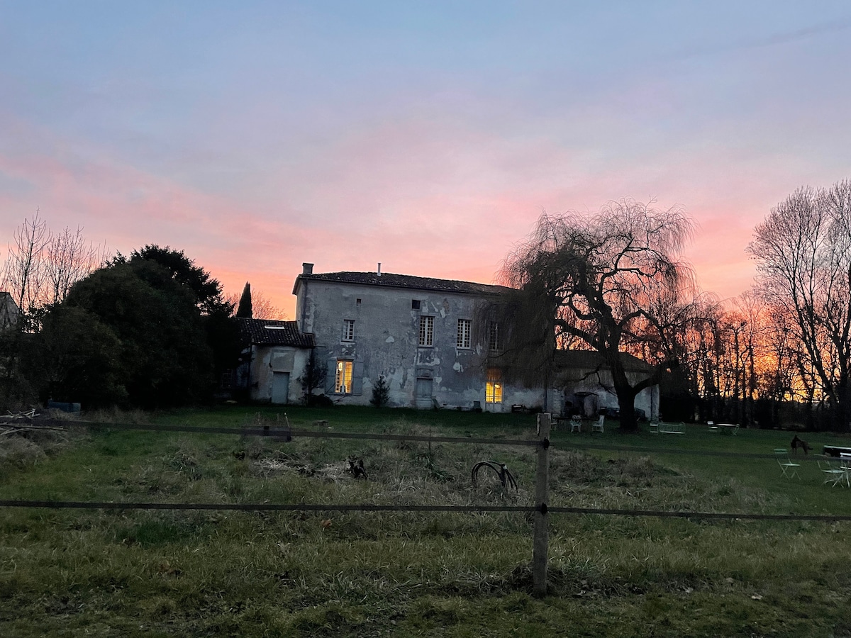 Logis charentais du XVè siècle avec piscine