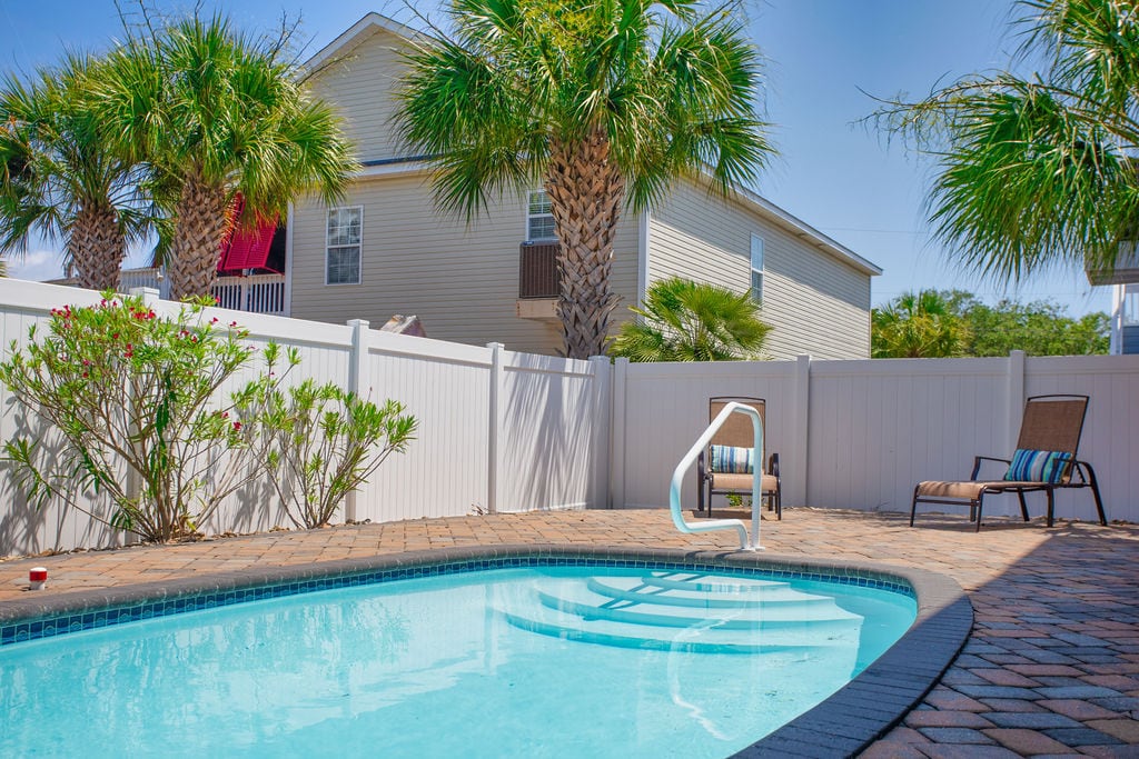 Beautiful home w private pool, 2 blocks to beach