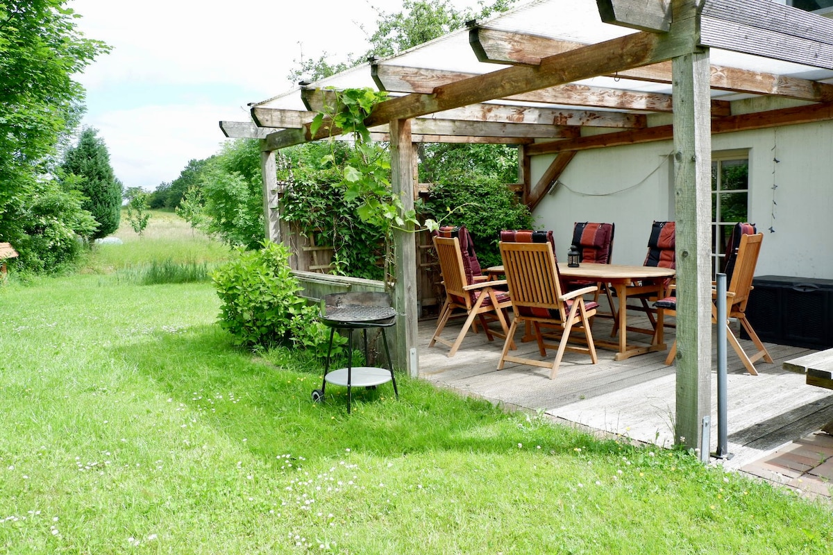 Strandnahes Ferienhaus im Grünen mit Südterrasse