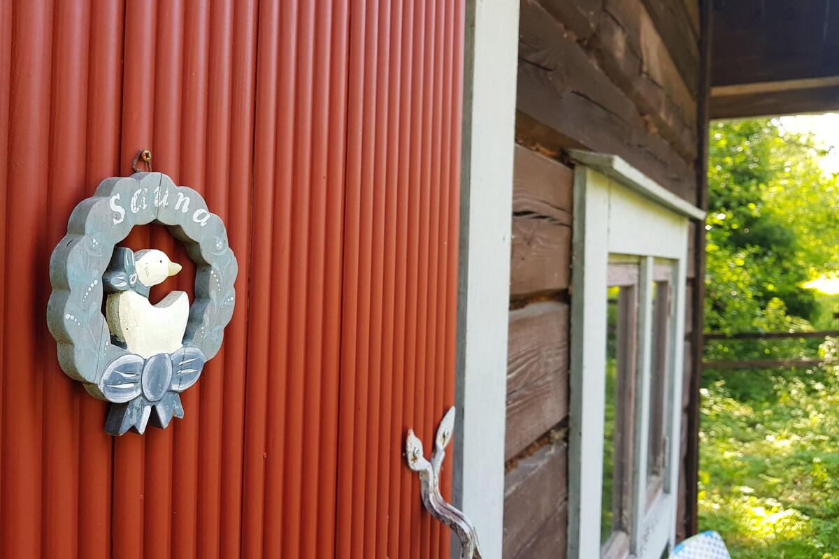 Traditional lake cottage with sauna & guest cabin