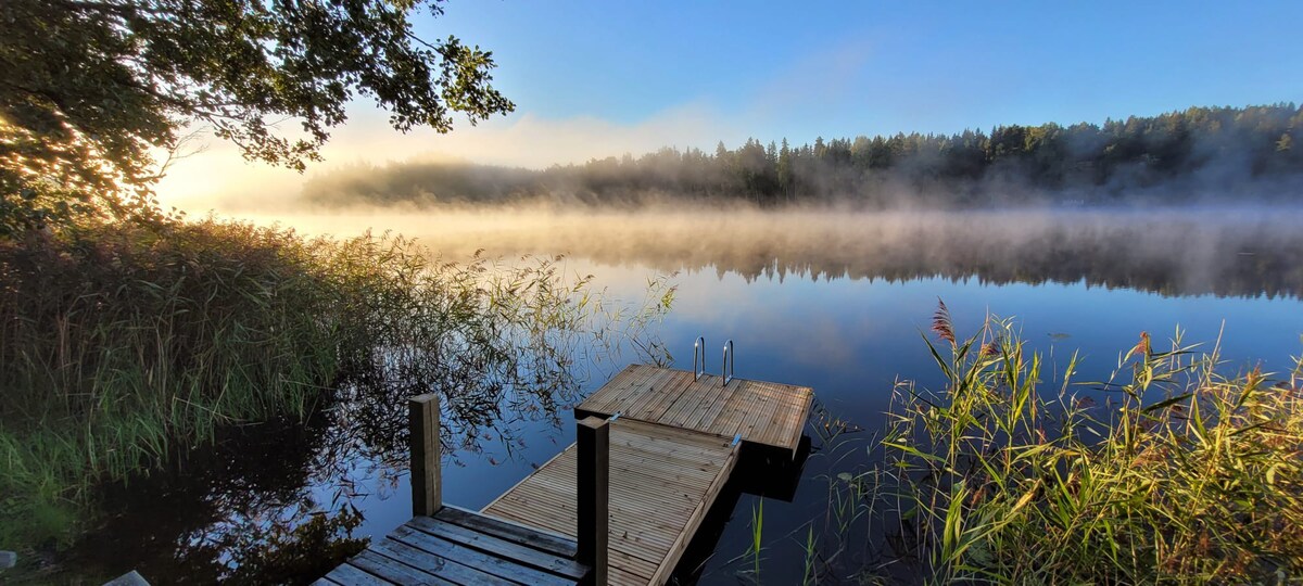 Traditional lake cottage with sauna & guest cabin