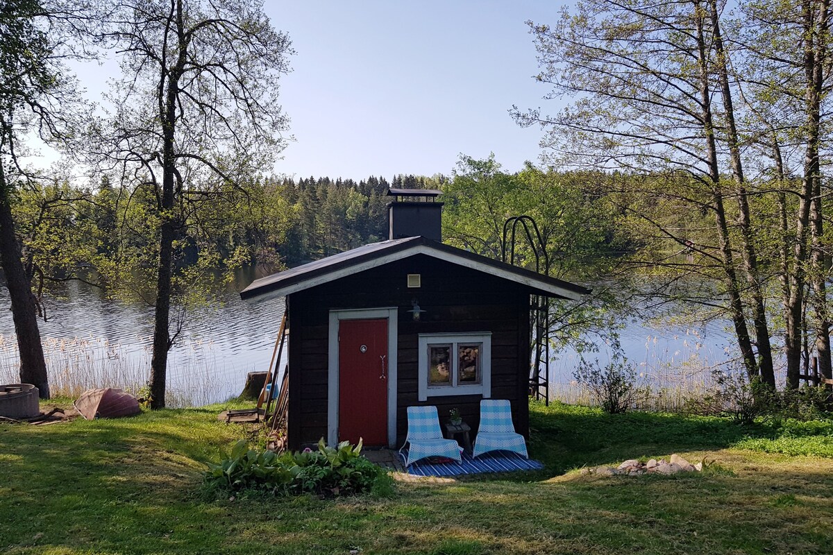 Traditional lake cottage with sauna & guest cabin