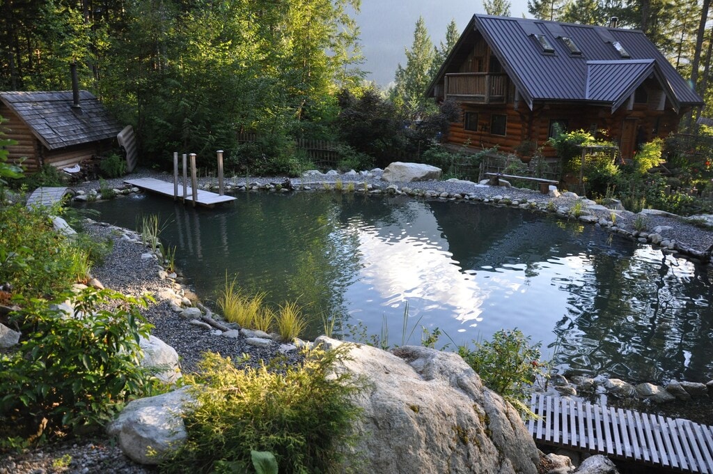 Glacier View Log House ，带私人游泳池。