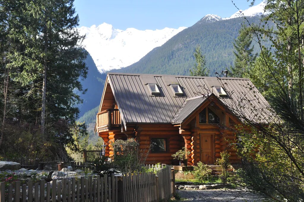 Glacier View Log House ，带私人游泳池。