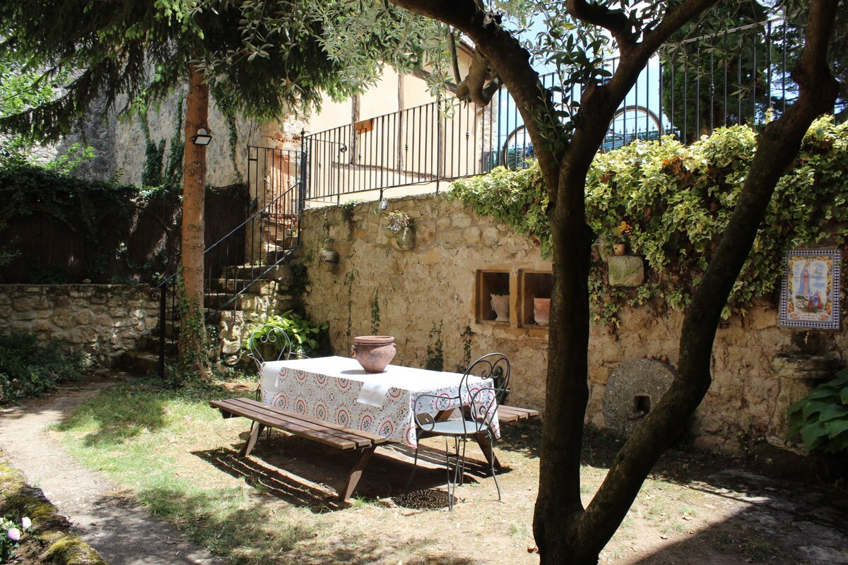 Edificio histórico con encanto y jardín