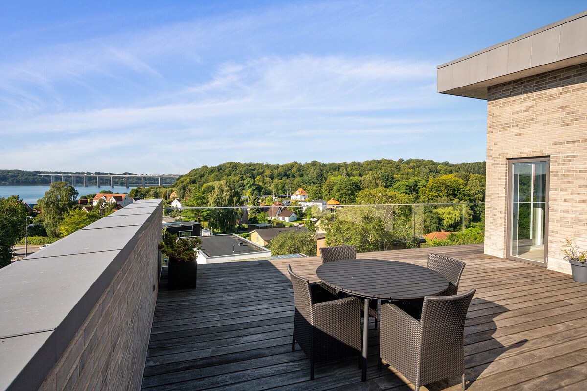 Stort hus med flot udsigt over Vejle Fjord og Bro!