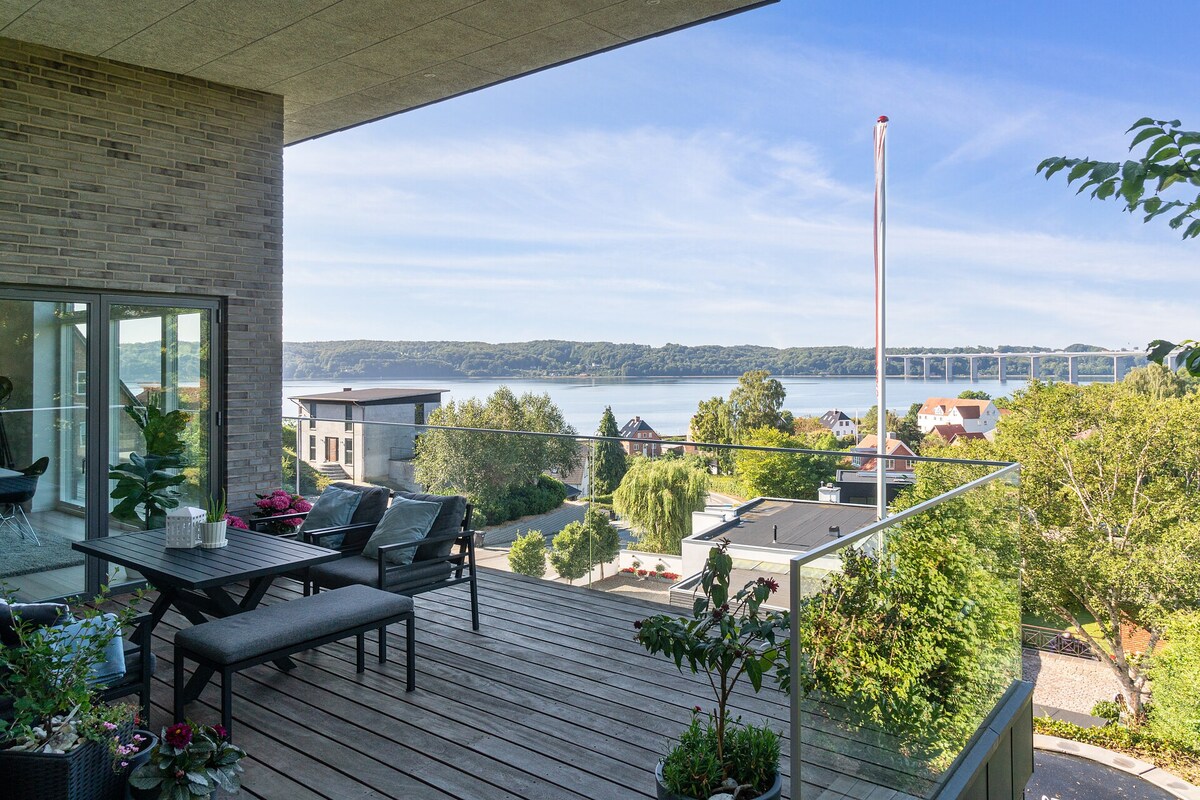 Stort hus med flot udsigt over Vejle Fjord og Bro!