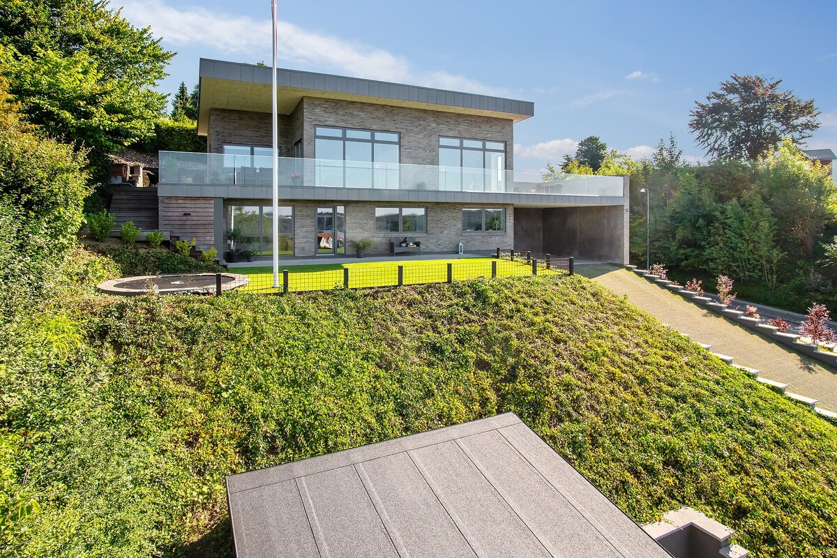 Stort hus med flot udsigt over Vejle Fjord og Bro!