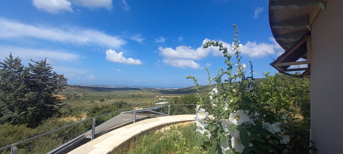 בית עגול עם נוף מרהיב בכליל