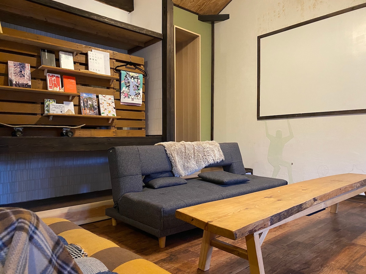 山形共享房现代日式客厅配有大屏幕和吊床！