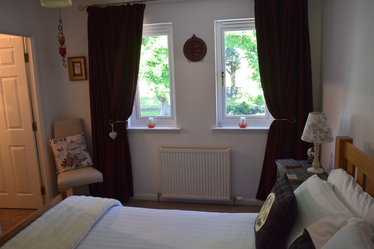 2 bedrooms suitable for up to 2 couples 1 price