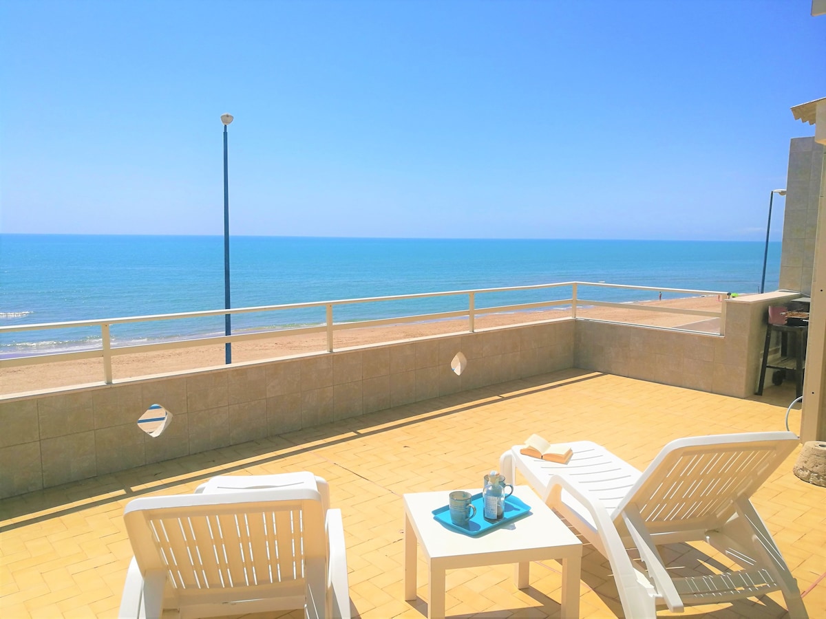 Apt with large terrace facing the sea / beach
