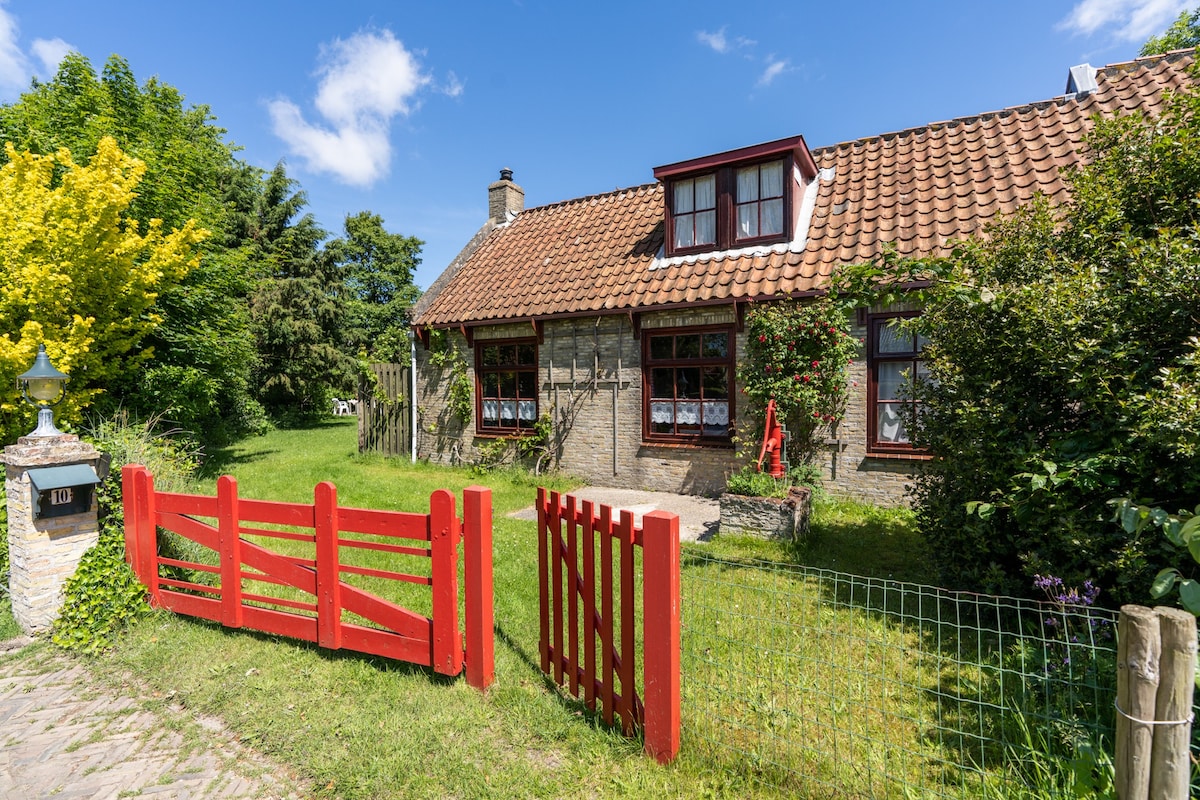 Huisje Suzan, 3 bedroom cottage with large garden