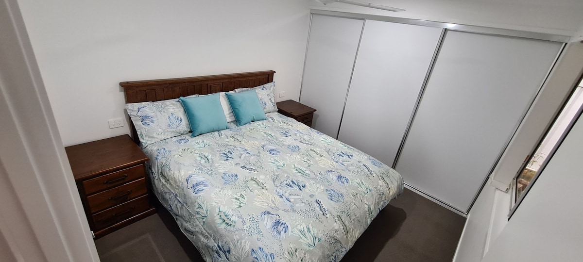 带加大双人床和车库的现代化双卧室房源。