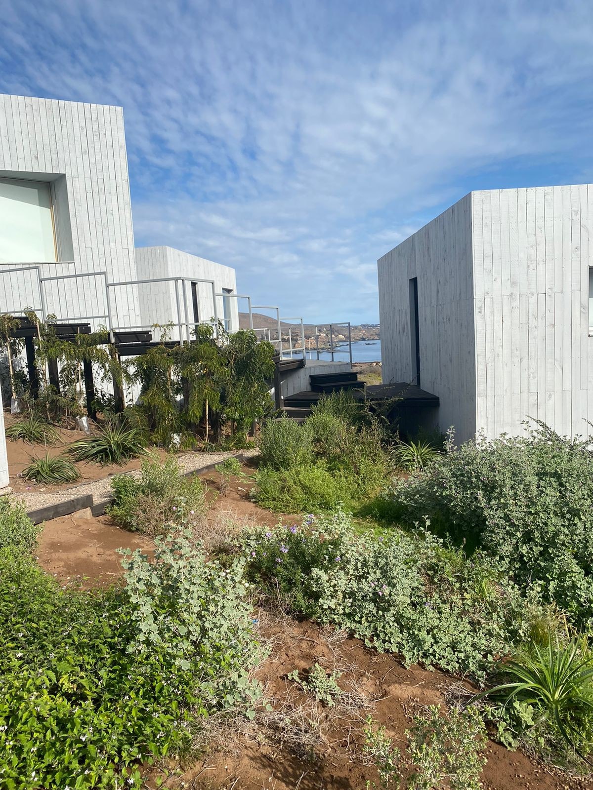 Moderna casa con vista al mar y naturaleza