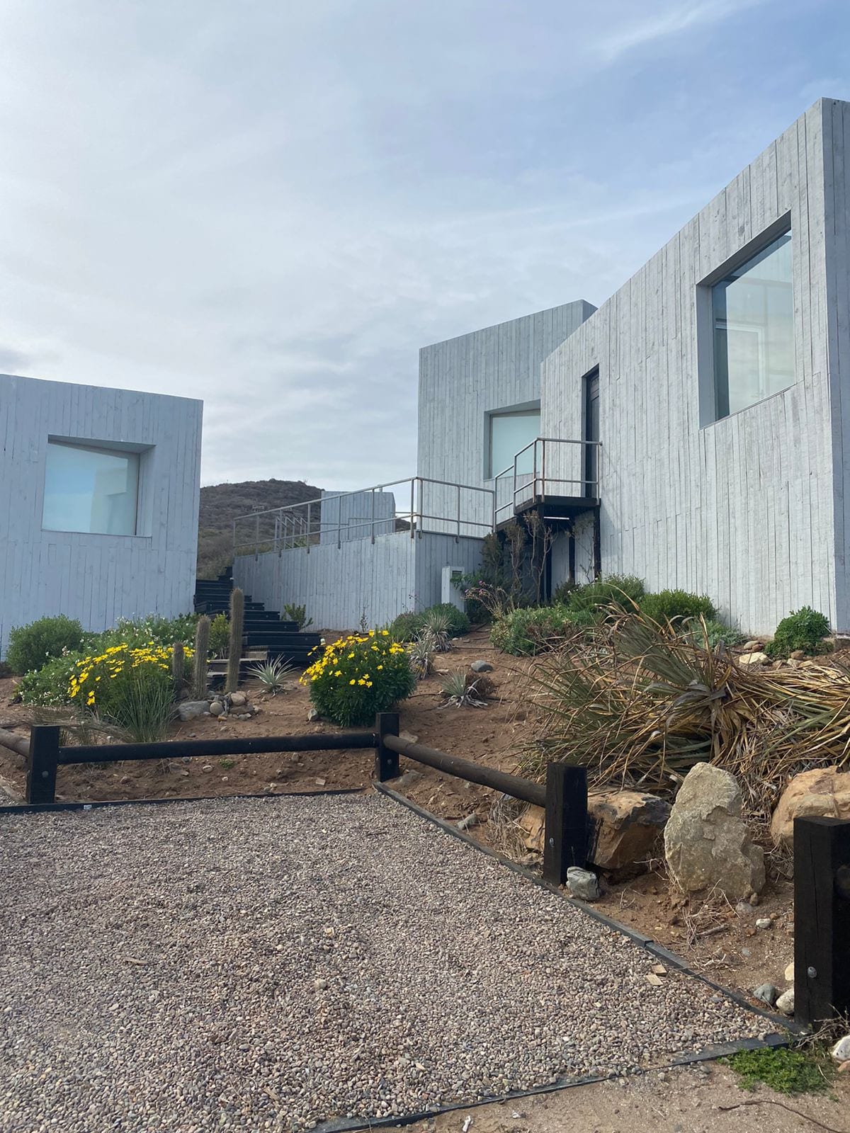 Moderna casa con vista al mar y naturaleza