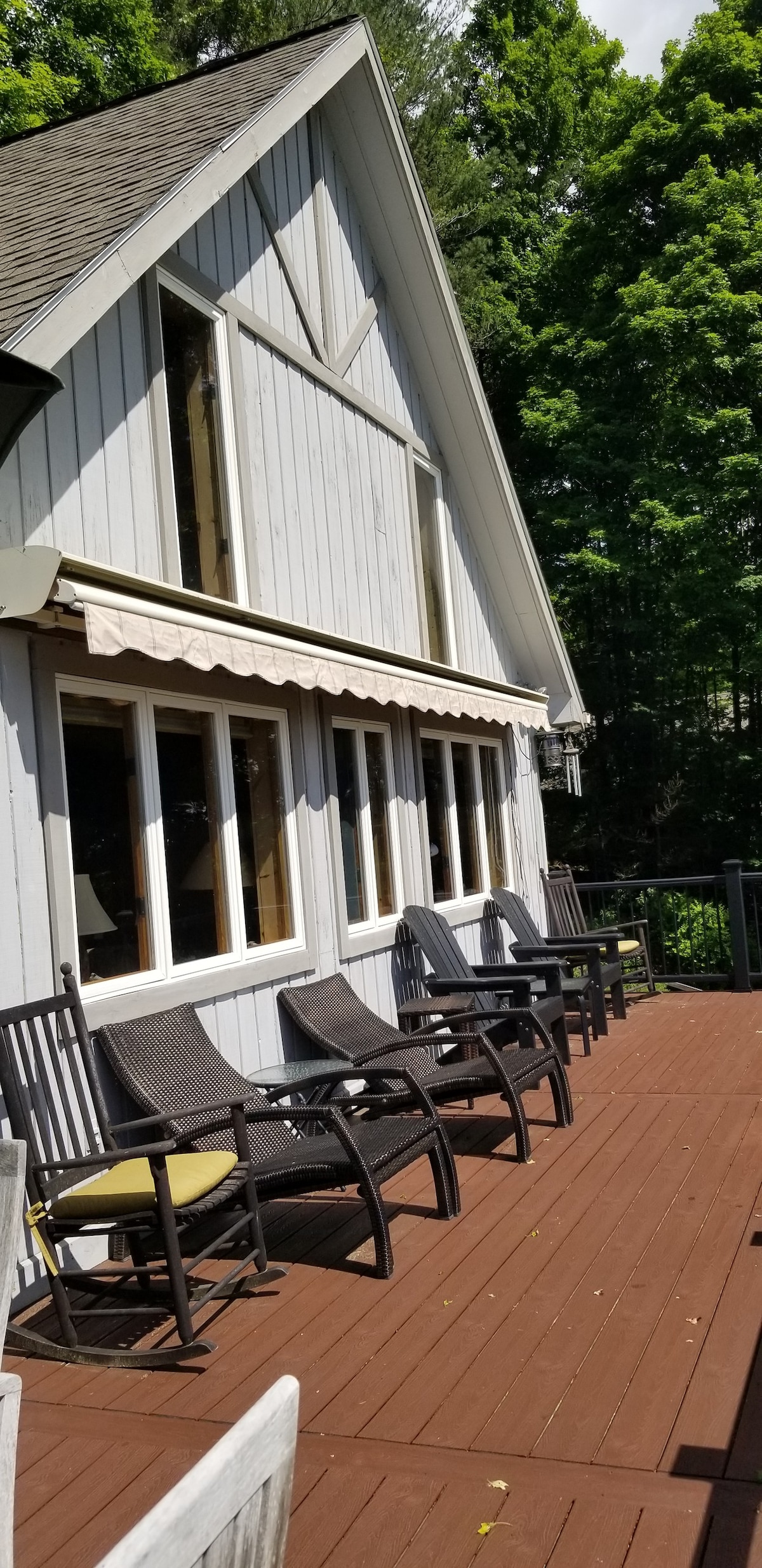 Adirondack小屋，带大平台和户外烧烤架