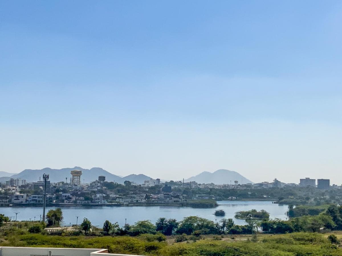 10 Rooms in a Lake View Bungalow with Pool