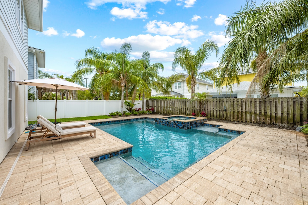 Luxurious Beachside Pool Retreat