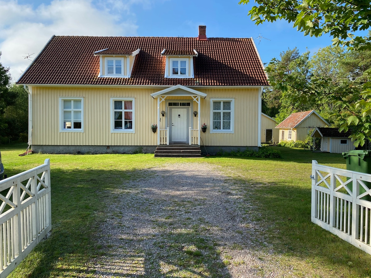 Stort boende i hus nära bödastranden