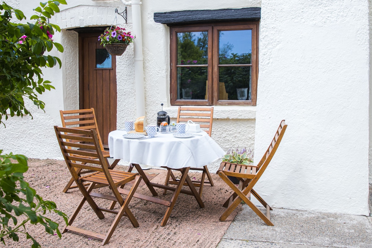 Batney Farm Cottage in peaceful Devon location