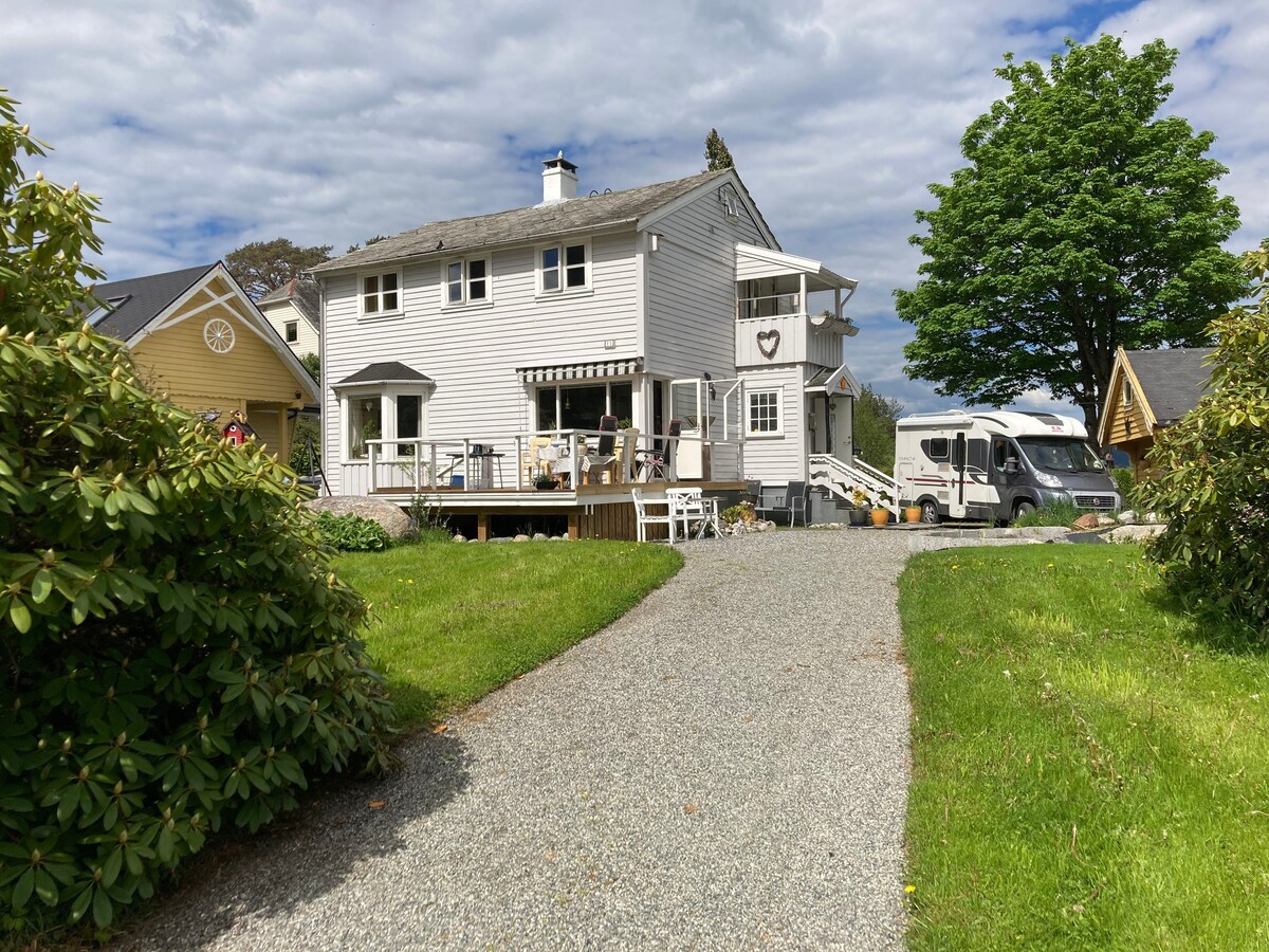 Skånevik市中心附近带大花园的独栋别墅