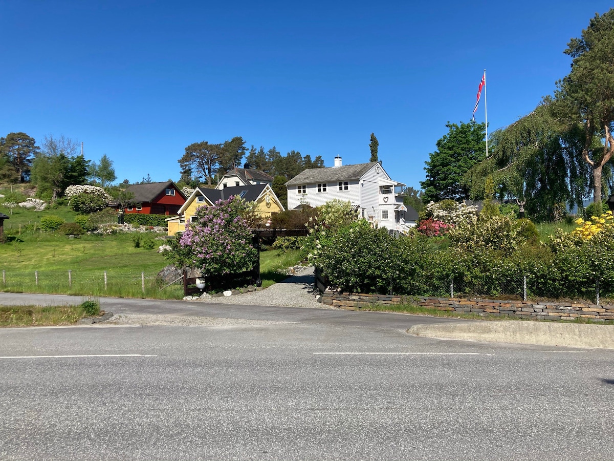 Skånevik市中心附近带大花园的独栋别墅