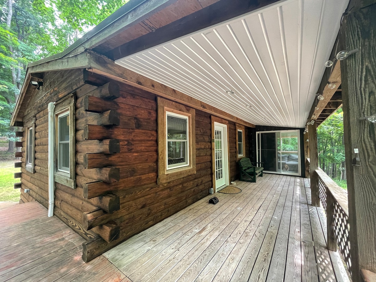 The Houndini Cabin at Trout Pond with Hot Tub!