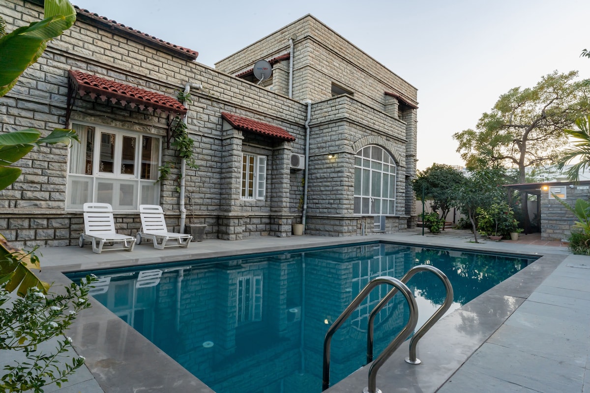 4 Lake View Rooms in a Bungalow with Pool