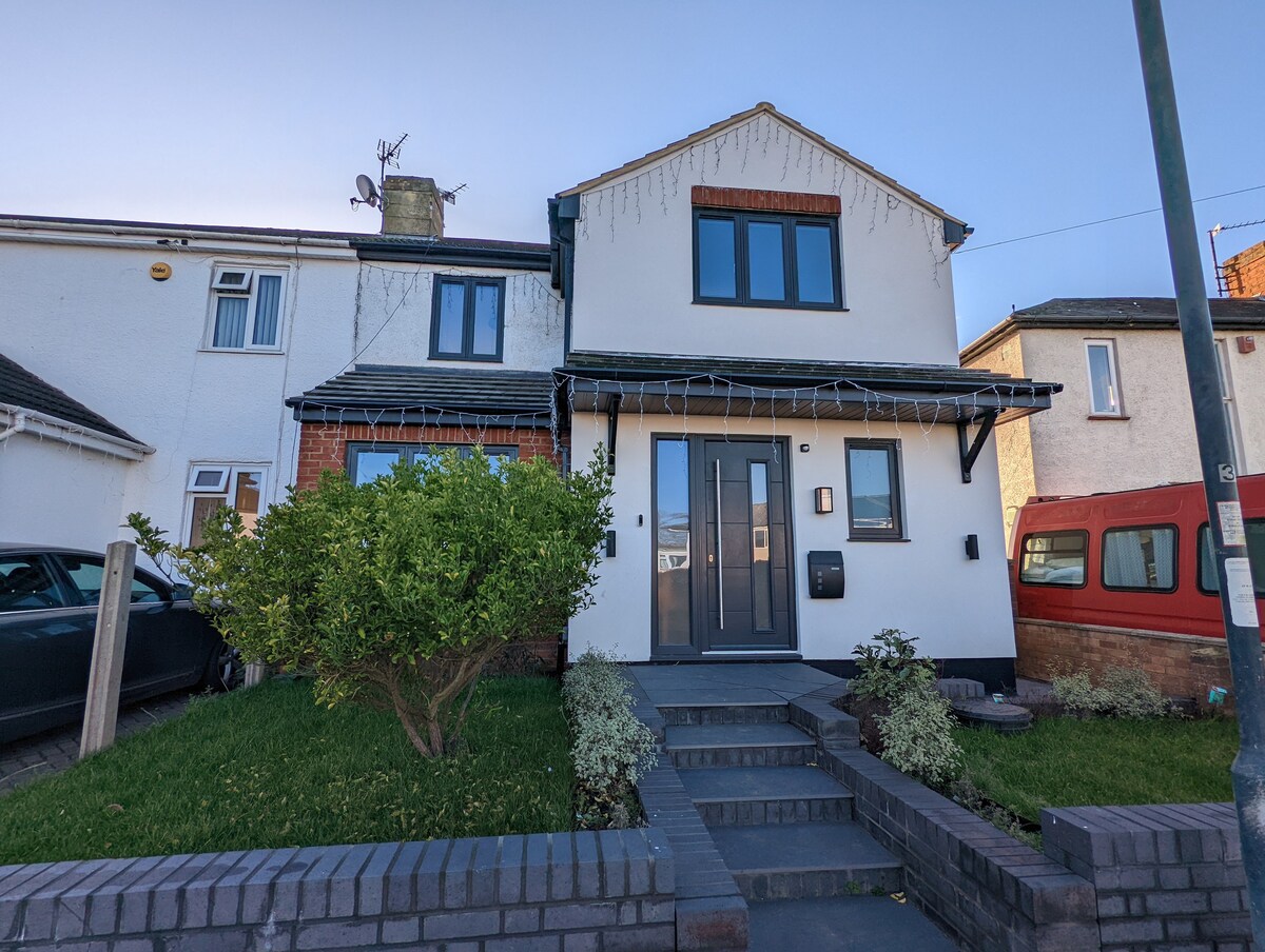 Cheerful 2 Bedroom Home with Lovely Garden