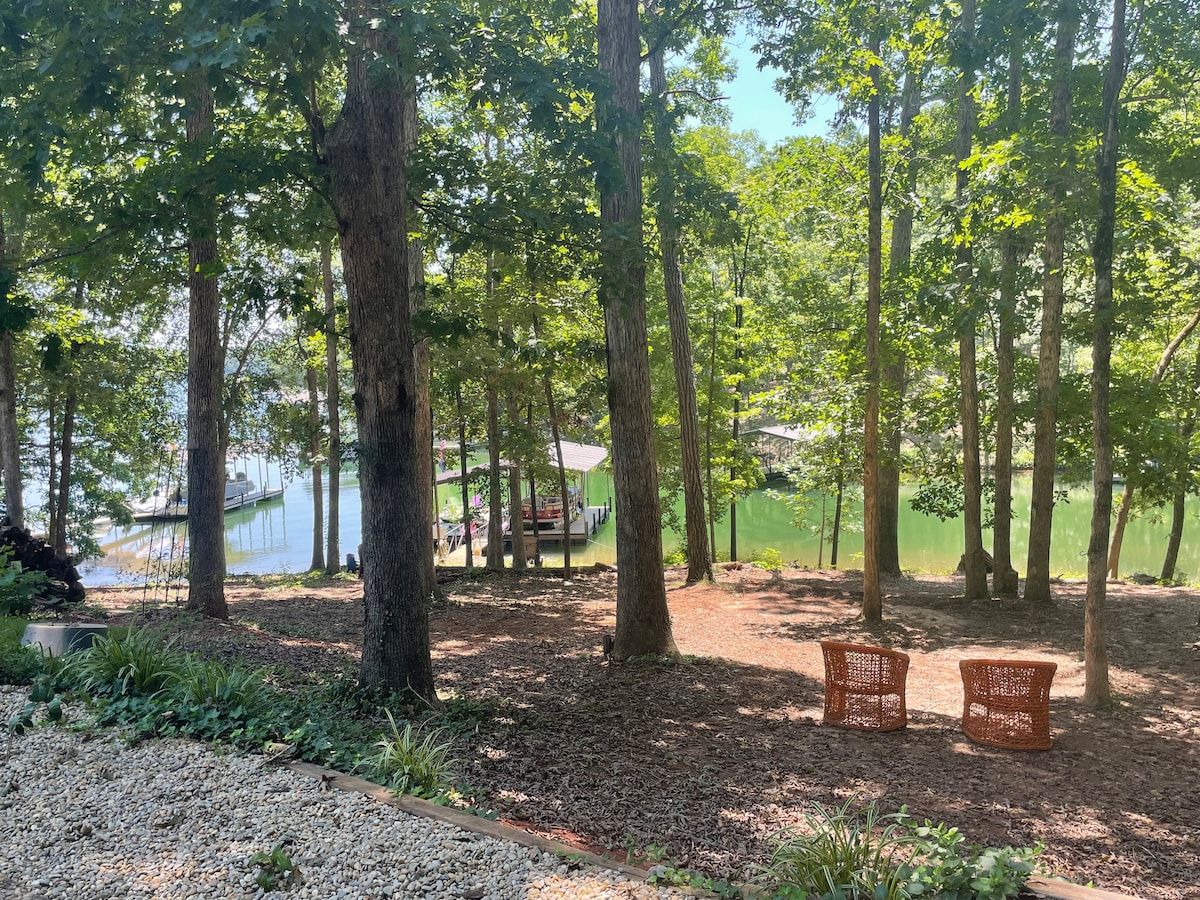 Fish, boat, swim and relax on Lake Hartwell