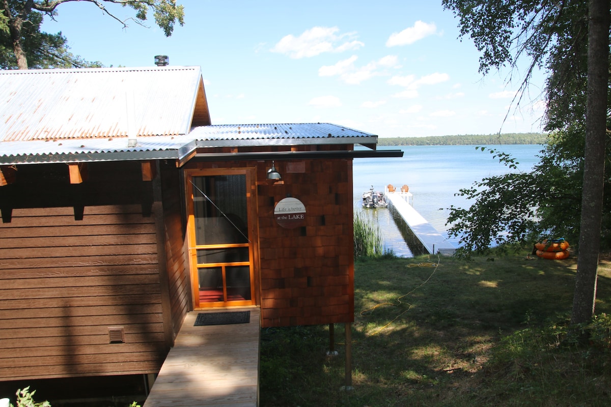 湖畔旅馆（ Lakeside Guesthouse ）带屏风门廊