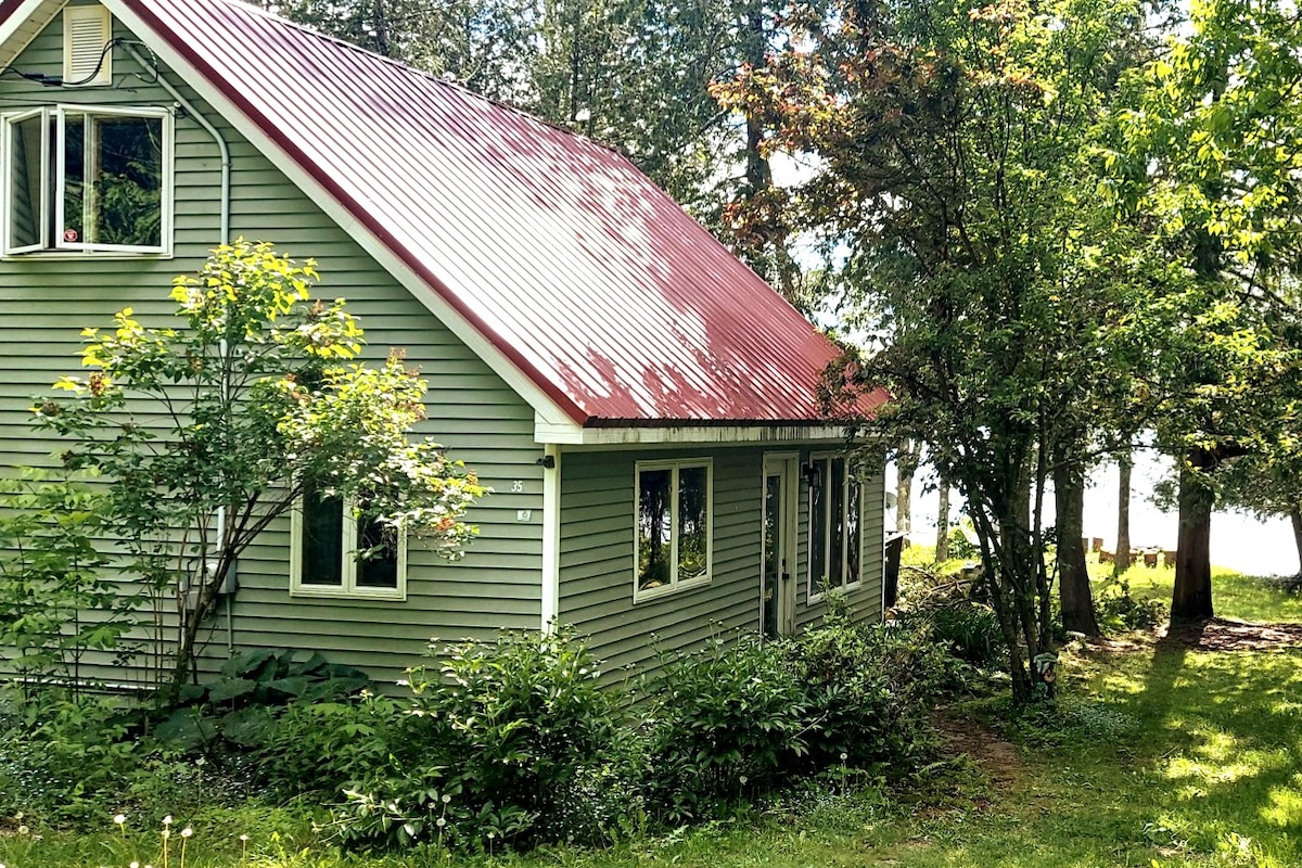 Cozy Cabin on the Water in Central Maine with WiFi