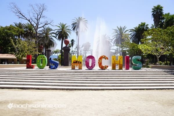 Estudio Chepe,  frente a  estacion del Tren Chepe