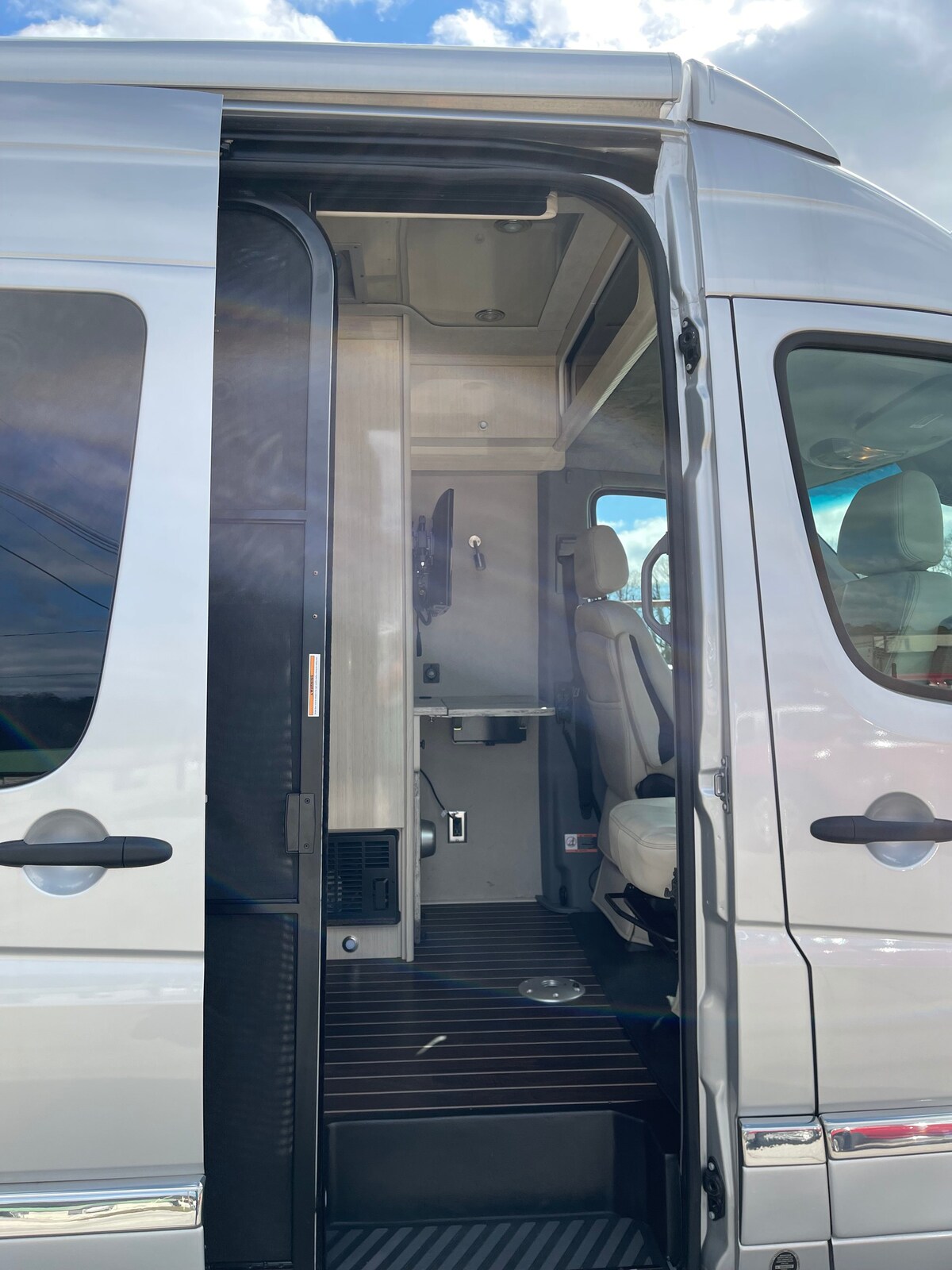 MILLIE!  Airstream RV (seats 7/sleeps 3+)! Pet OK!