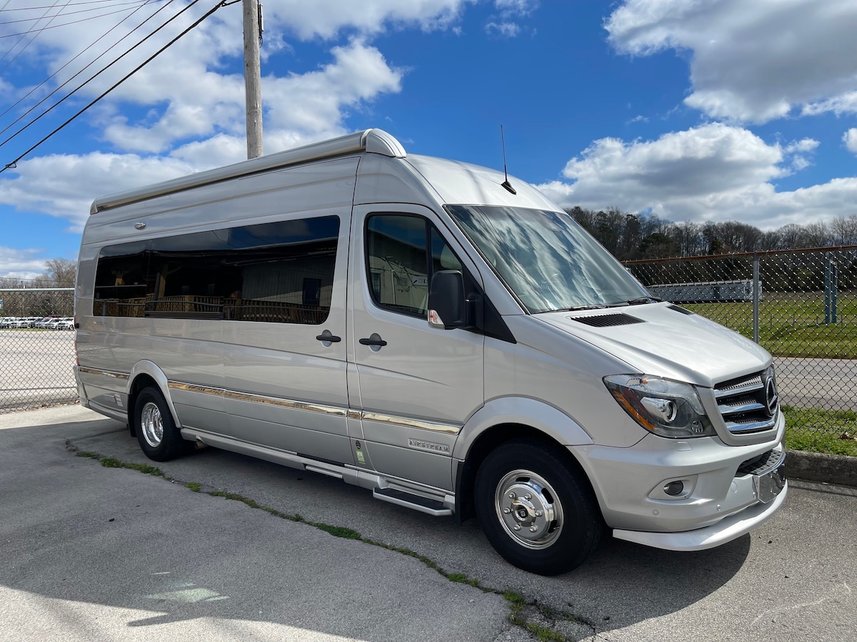 MILLIE!  Airstream RV (seats 7/sleeps 3+)! Pet OK!