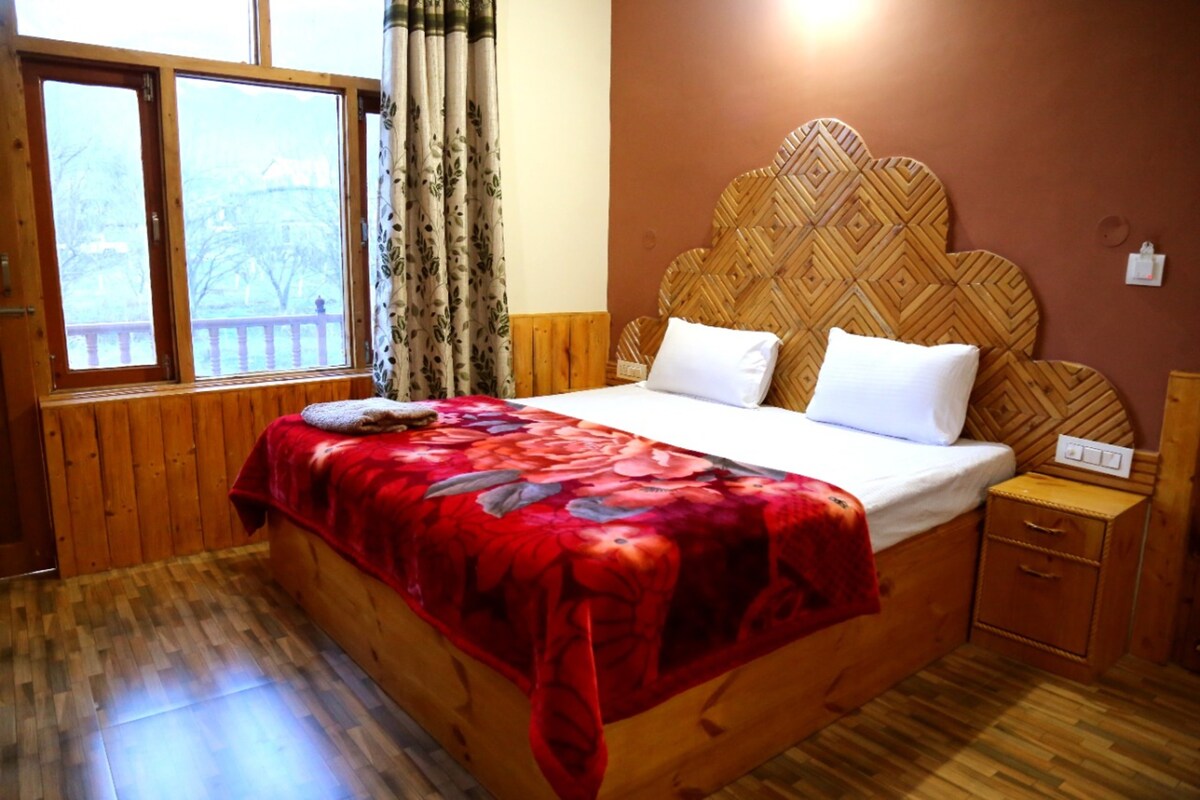 Super deluxe room at Barpa Cottage Manali - MAP