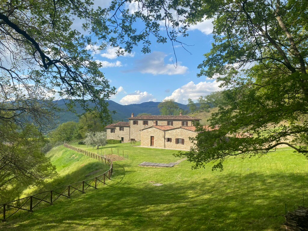 Magnificent hilltop villa, 26 Ha with Cortona view