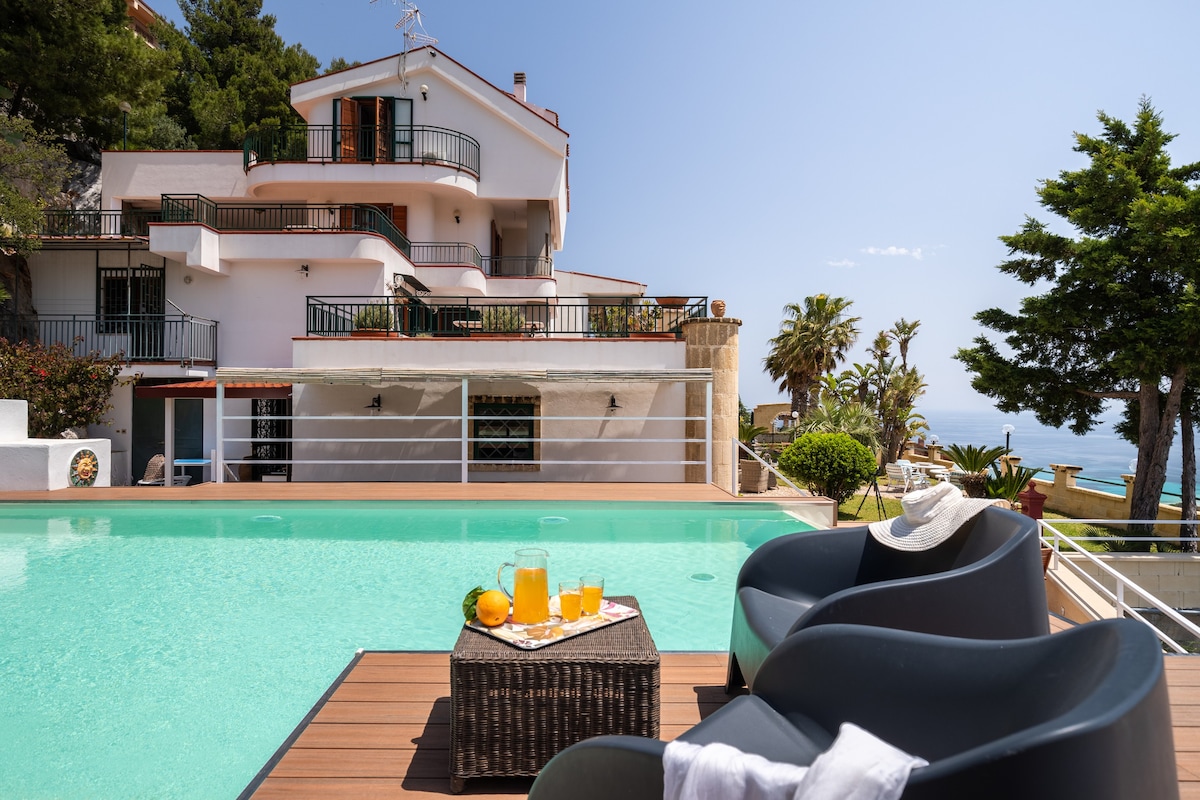 Villa vista mare con piscina privata a Mondello