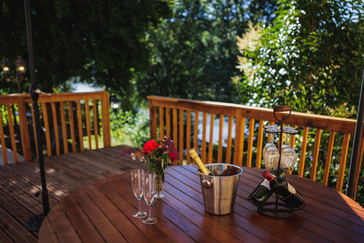 Holiday home in center located on the river.