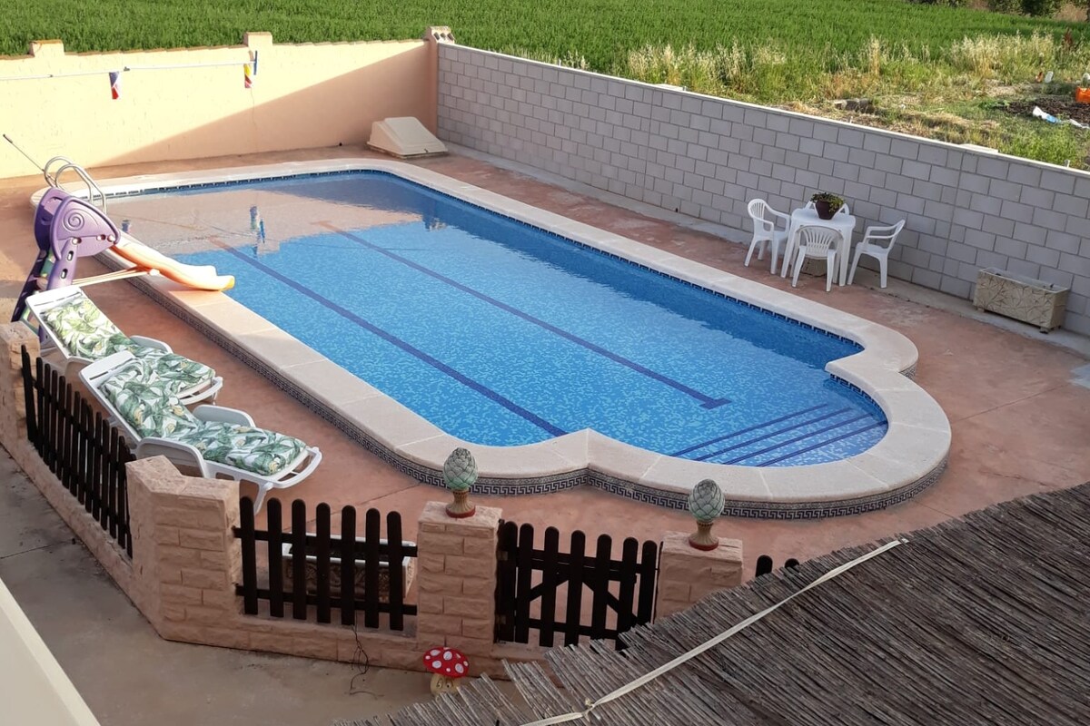 Agradable casa en la huerta con piscina y parque