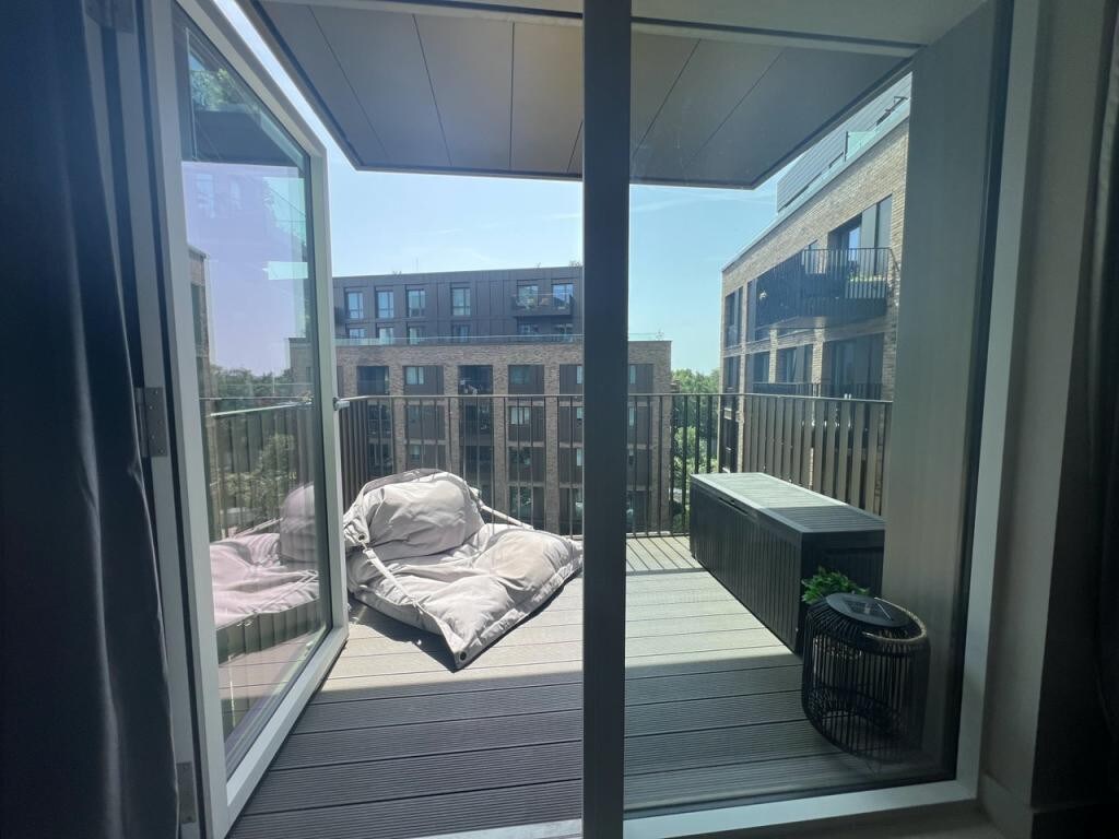 带工作空间和阳台的现代单床公寓