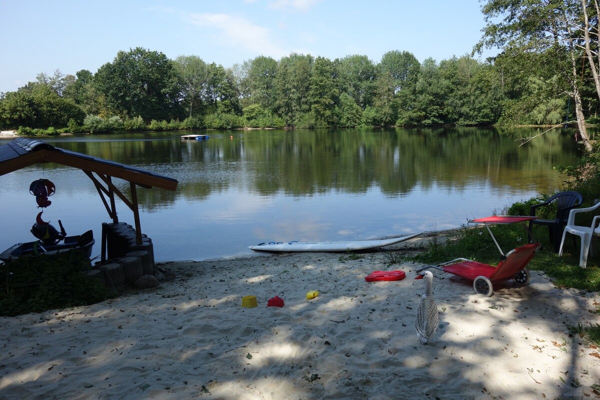 Romantische Gartenlaube direkt am See