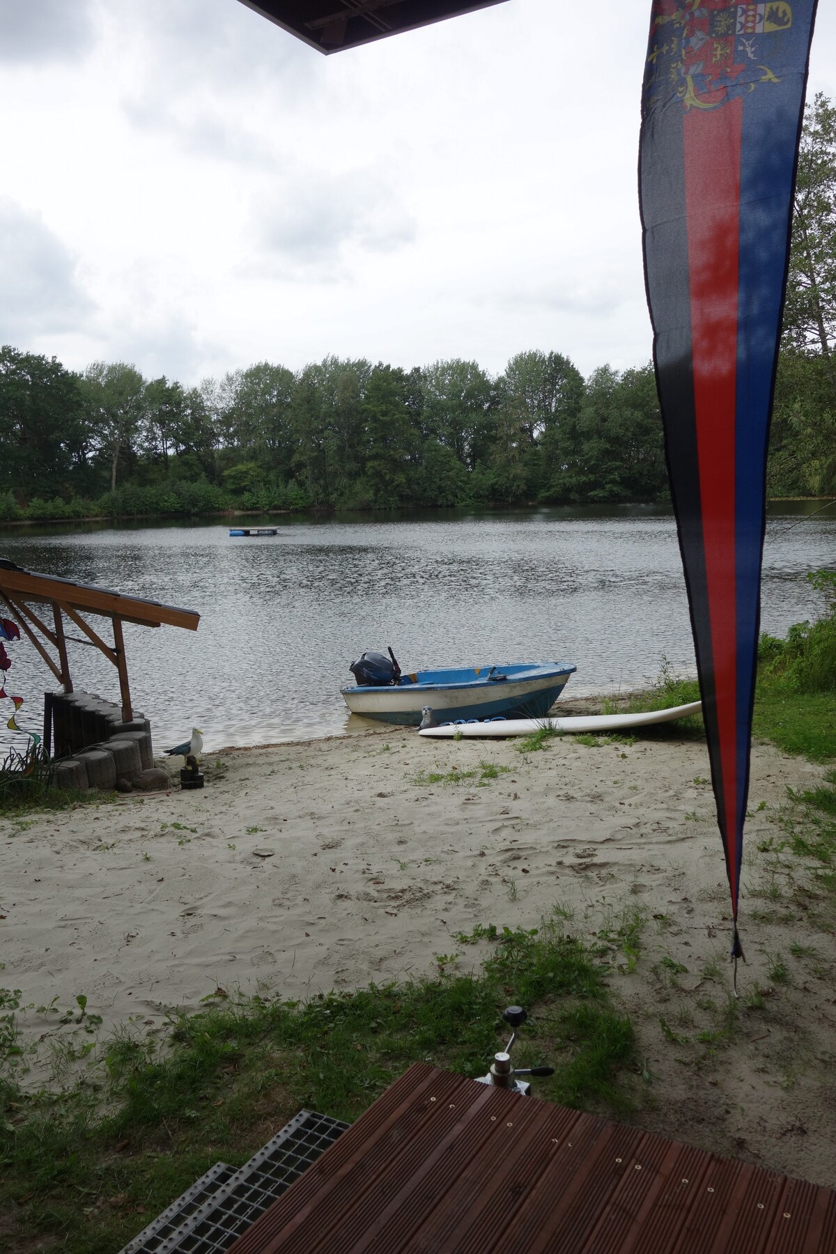 Romantische Gartenlaube direkt am See