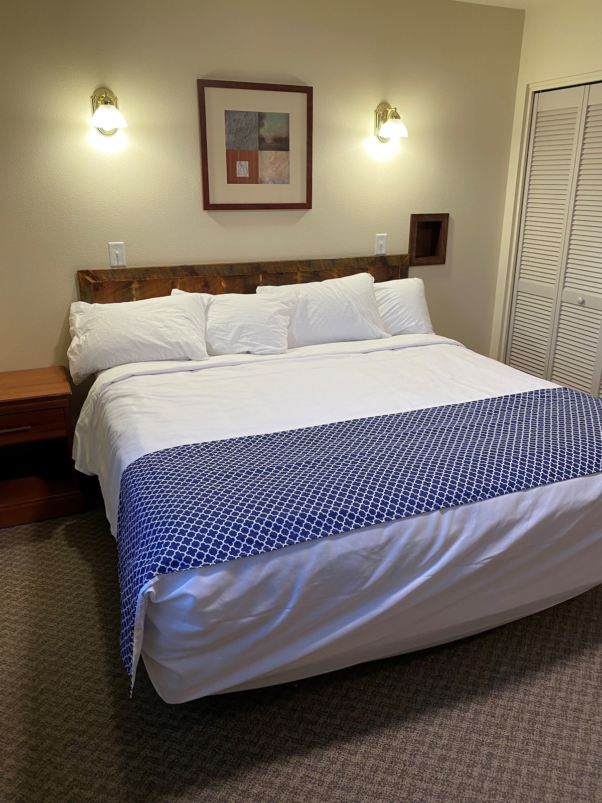 S3单人加大双人床，位于Challis的17间客房Red Rock Lodge