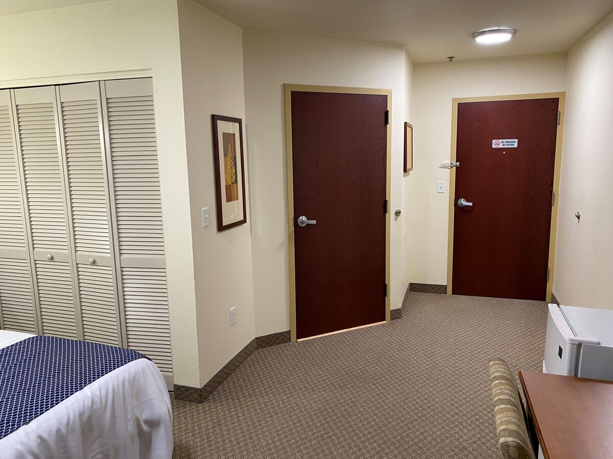 S4单人标准双人床，位于Challis的17间客房Red Rock Lodge