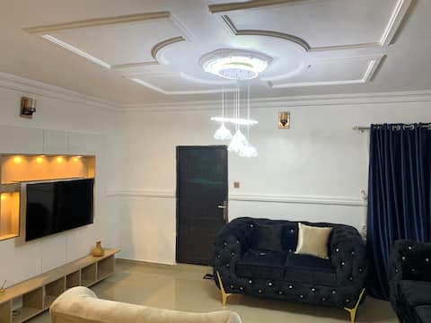 Lovely 3-bedroom
vacation home with
hot tub