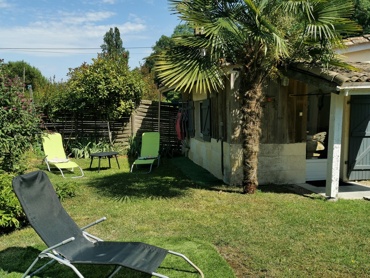 Chambre privée située dans notre jardin.