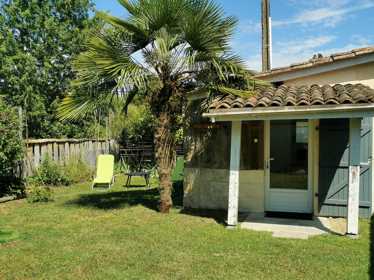 Chambre privée située dans notre jardin.